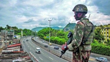Policía de Río, sometida a militares