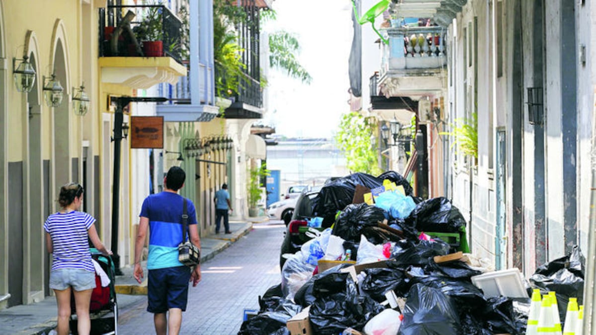 Los turistas que decidieron visitar el Casco Antiguo, en el corregimiento de San Felipe, no solo apreciaron ayer los monumentos históricos, sino también basura por doquier.