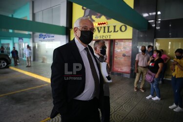 Mitchell Doens reconoció seis correos electrónicos espiados