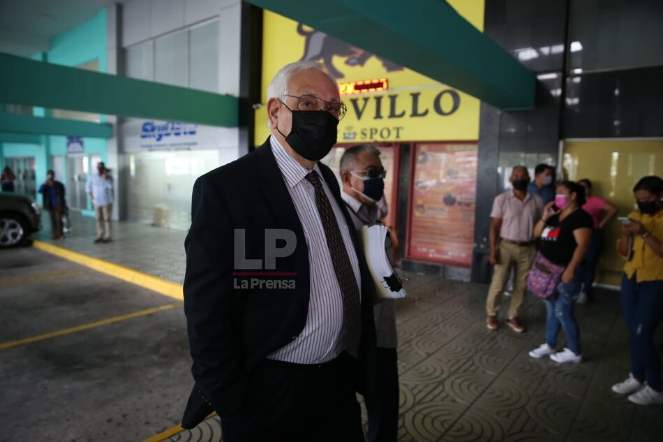 Mitchell Doens reconoció seis correos electrónicos espiados