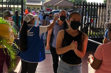 Cientos de personas acuden a vacunarse en Herrera; barrido llega a dos circuitos de esta provincia