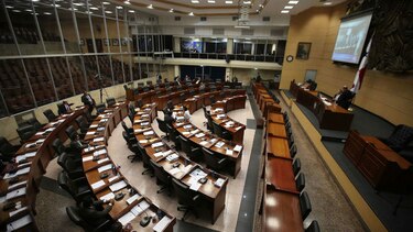 Reformas a la ley de pensión alimenticia son aprobadas en tercer debate