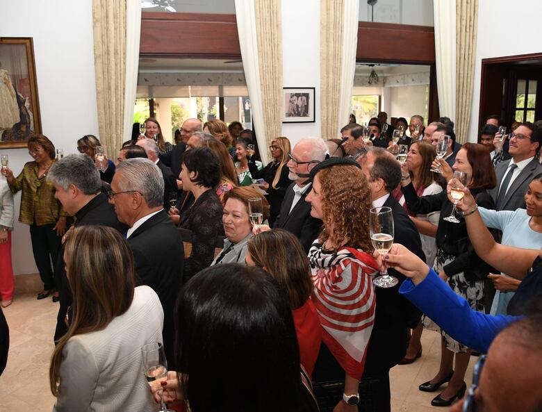 Un brindis en honor a los reyes Carlos III y Camila