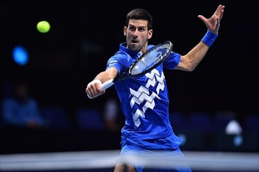 Djokovic doma a Zverev y no faltará en las semifinales del Masters
