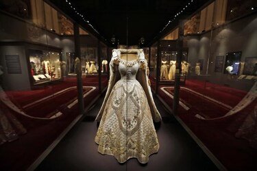 Palacio de Buckingham exhibe vestidos y artículos de la Coronación de 1953