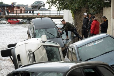 La lluvia arrastra una treintena de vehículos en Girona, España
