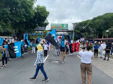 Dornheim culpa a estudiantes de la Universidad de Panamá de la destrucción de la patrulla de la Policía Nacional