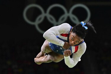 Simone Biles domina curso completo en la gimnasia