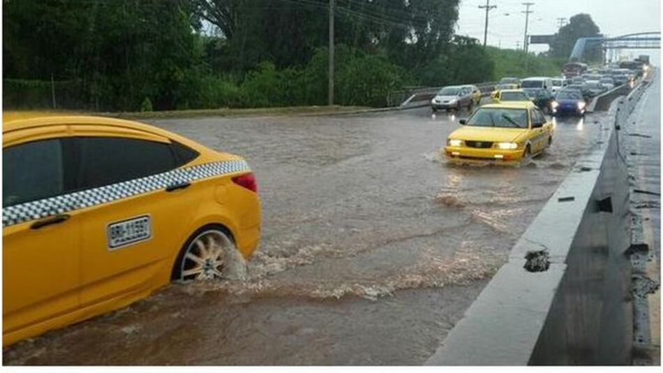 Lluvias y fuertes vientos causan inundaciones en la capital