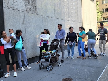 Texas envía más de 200 inmigrantes a Nueva York en un flujo que no se detiene