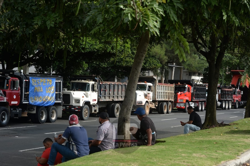 Camioneros reabren la avenida Balboa y cinta costera