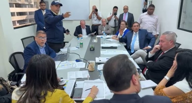 Reclamos y acusaciones sacuden la mesa de salario mínimo: solo una propuesta sigue en negociación