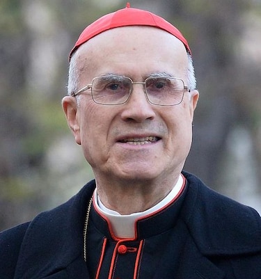 Cardenal Tarcisio Bertone busca compensar por escándalo
