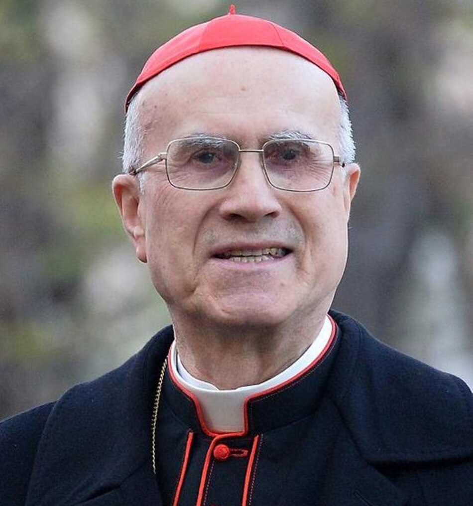 Cardenal Tarcisio Bertone busca compensar por escándalo