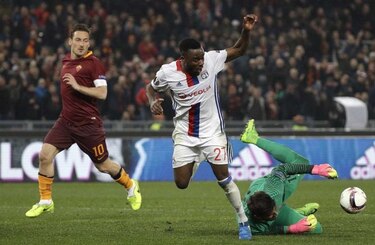 Roma vence al Lyon, pero no le alcanza