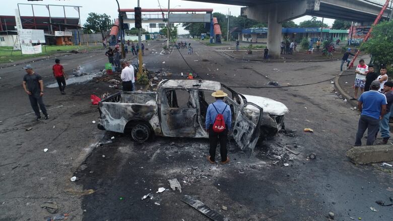 Sigue el bloqueo de la Interamericana en Santiago; ya son tres los vehículos de la Policía vandalizados
