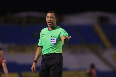 ¿Quién es Selvin Brown, el árbitro hondureño del Panamá vs. Surinam?