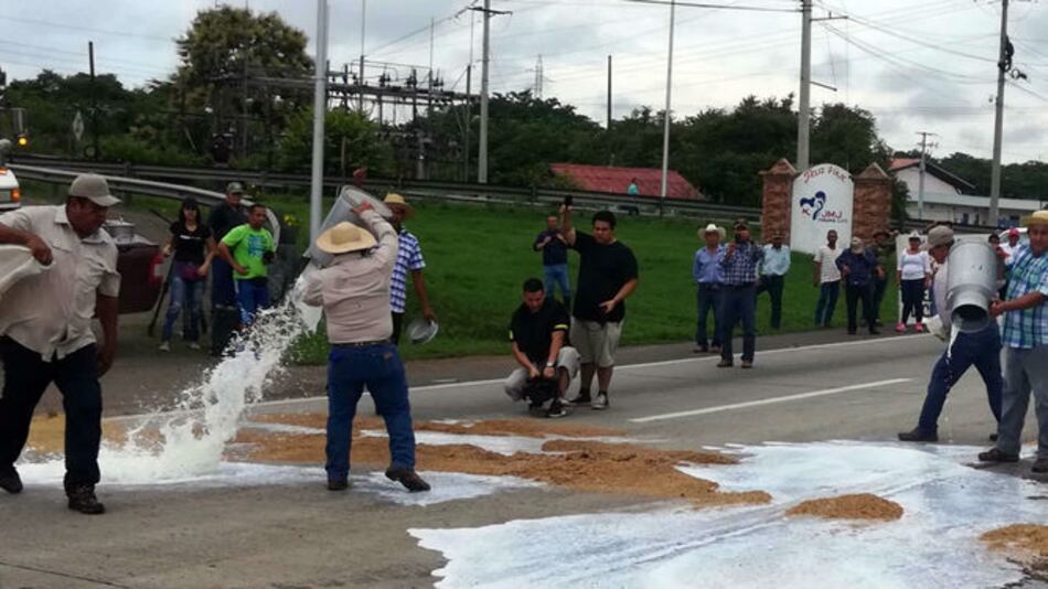 Tras cinco horas de cierre, productores reabren vías