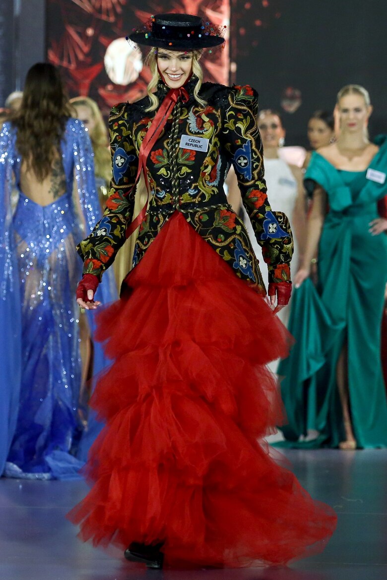 La checa Krystyna Pyszková es coronada Miss Mundo en India