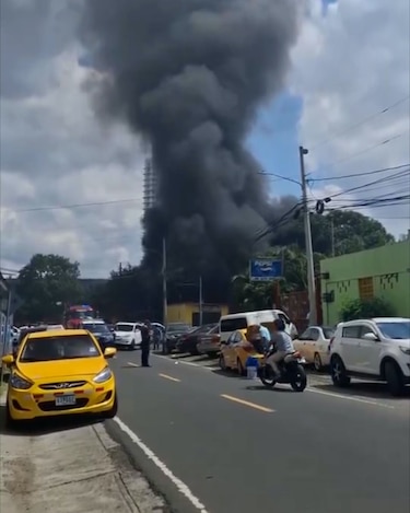 Incendio en taller de mecánica de Parque Lefevre deja cinco vehículos afectados
