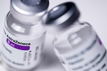 Primer grupo que se vacunó con AstraZeneca ya puede verificar fecha de su segunda dosis