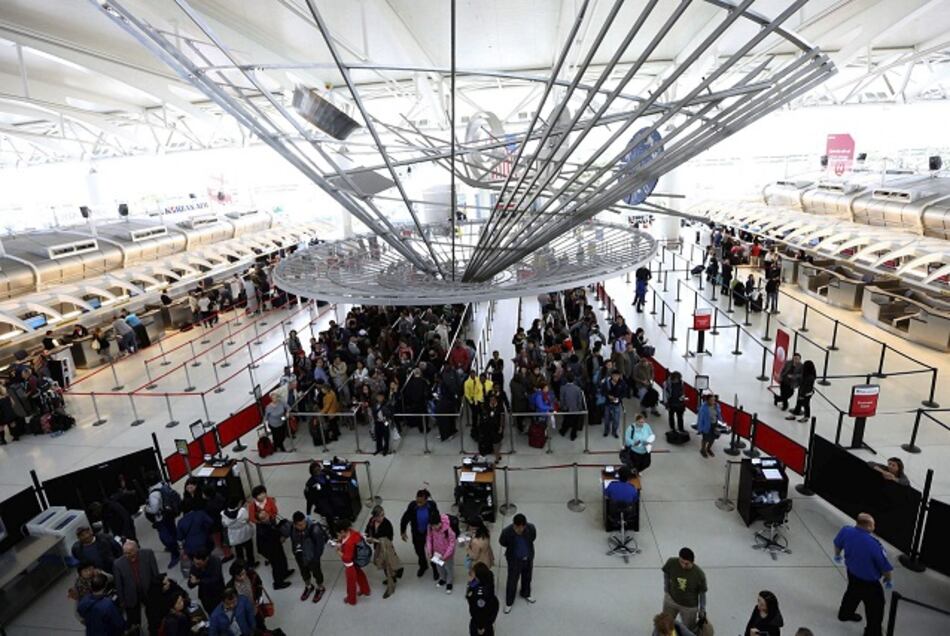 Aeropuerto de Nueva York inicia refuerzo de control de pasajeros por ébola