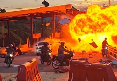 Tras investidura del presidente De la Espriella atacan peaje con explosivos en Colombia