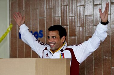 Capriles pide no creer en rumores y anima a vigilar los colegios