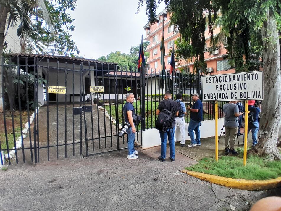 Saúl Méndez saltó la cerca de la embajada de Bolivia para pedir asilo