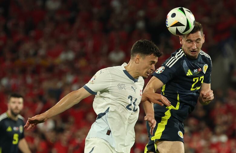 Escocia sigue con vida pese a empatar con Suiza