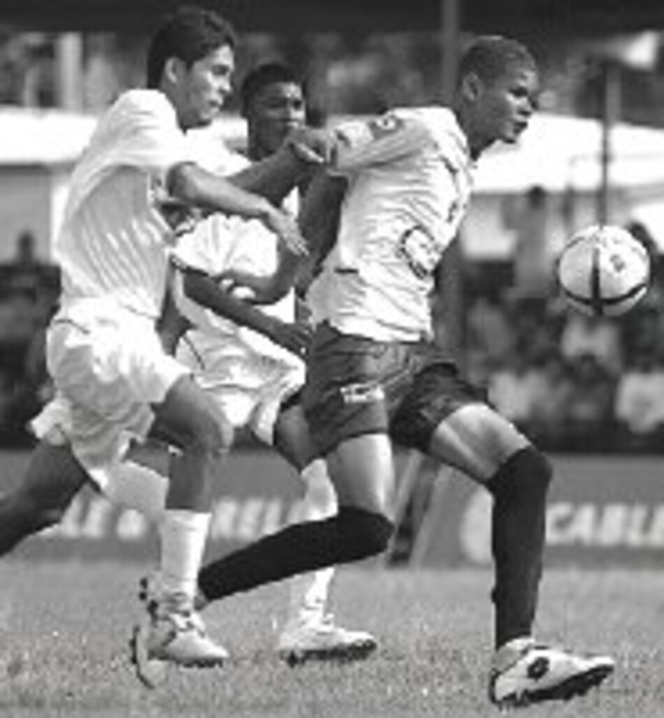 Goles de Cabezas y Álvarez coronan al Municipal Chorrillo