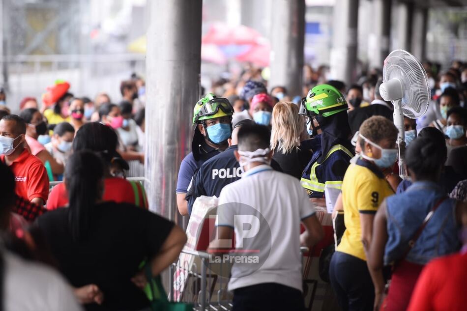 Minsa realiza operativos para que en los supermercados se respete el distanciamiento social