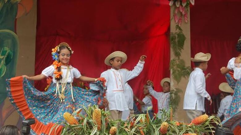 El Toro Guapo salta en la plaza de Antón