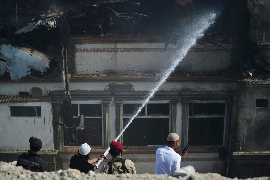 Un avión con 98 personas a bordo se estrella en Pakistán