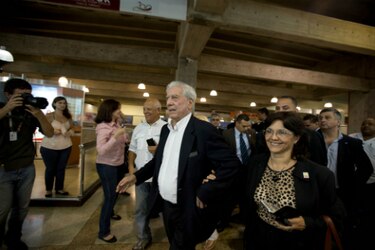 Vargas Llosa llega a Venezuela deseando que diálogo de paz sea 'efectivo'