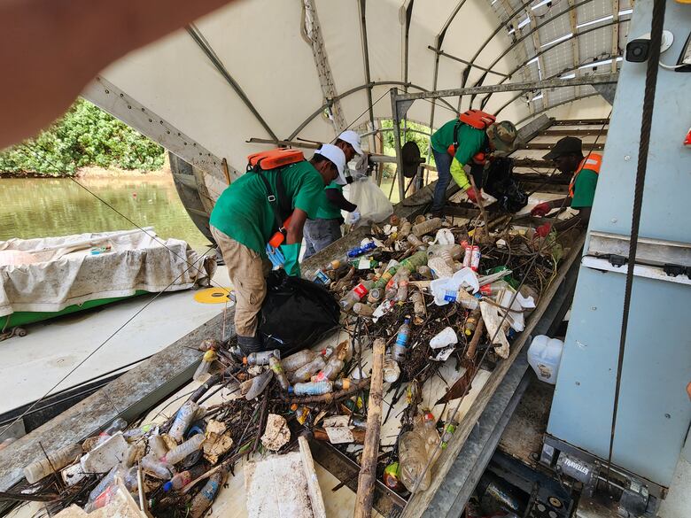 Inundaciones sacan a la luz la basura acumulada en las calles: BoB y Wanda recogen hasta refrigeradoras