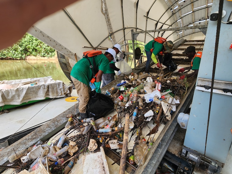 Inundaciones sacan a la luz la basura acumulada en las calles: BoB y Wanda recogen hasta refrigeradoras
