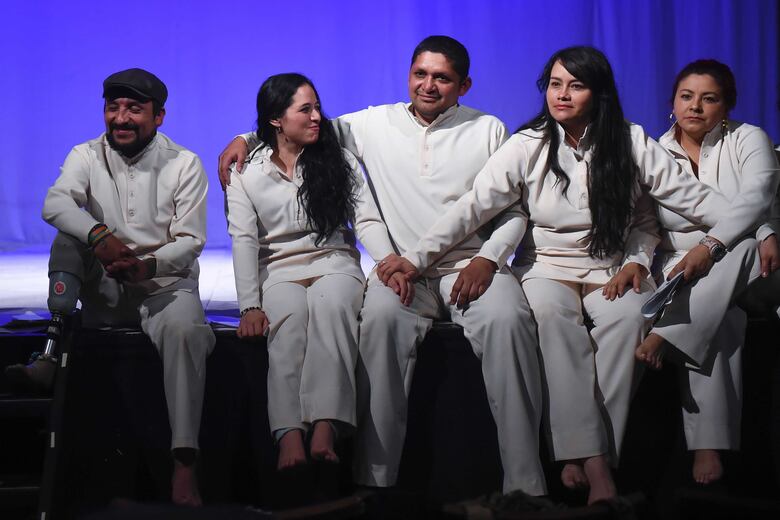 Exguerrilleros, paramilitares, civiles y militares se unen para obra de teatro en Bogotá