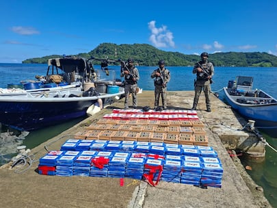 Decomisan 698 paquetes de droga en la costa arriba de Colón
