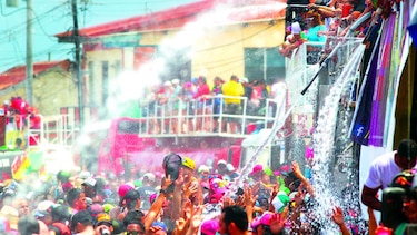 Carnaval, entre derroche de agua y sequía