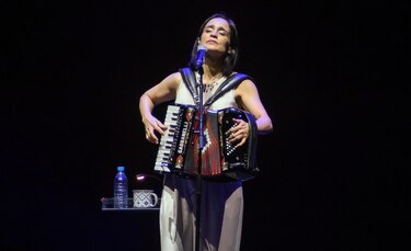 Julieta Venegas acaricia con su voz al cielo de la noche sevillana