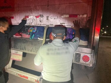 Hallan a 121 migrantes abandonados en un camión en el norte de México