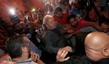 Expresidente Lula da Silva se entrega a la Policía para cumplir condena por corrupción y lavado de dinero