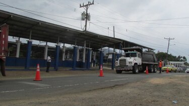 Padres se quejan por constante tránsito de camiones frente a colegio