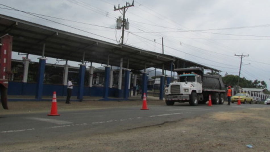 Padres se quejan por constante tránsito de camiones frente a colegio