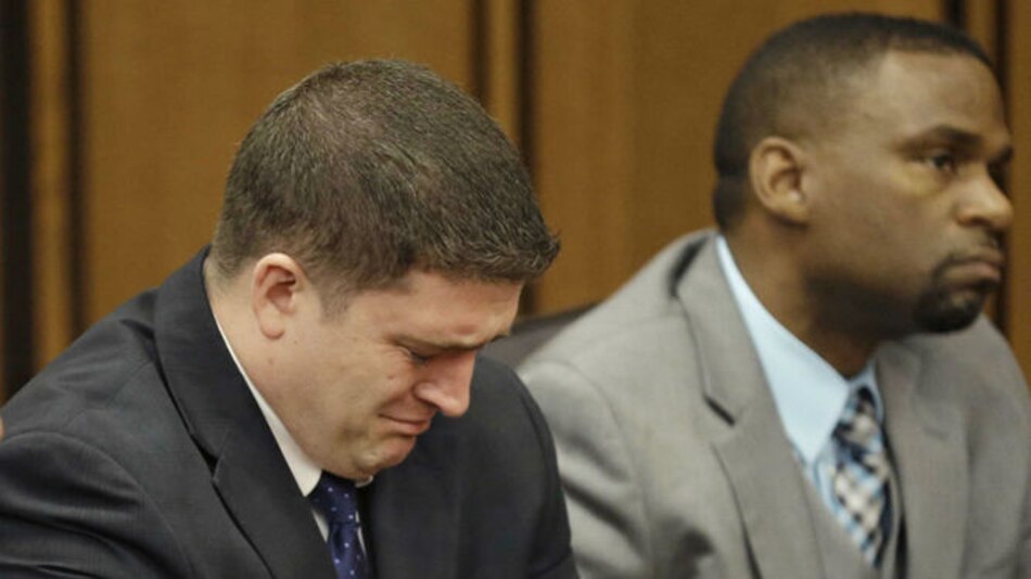 Echan a los seis policías que dispararon 137 veces contra un automóvil en EU