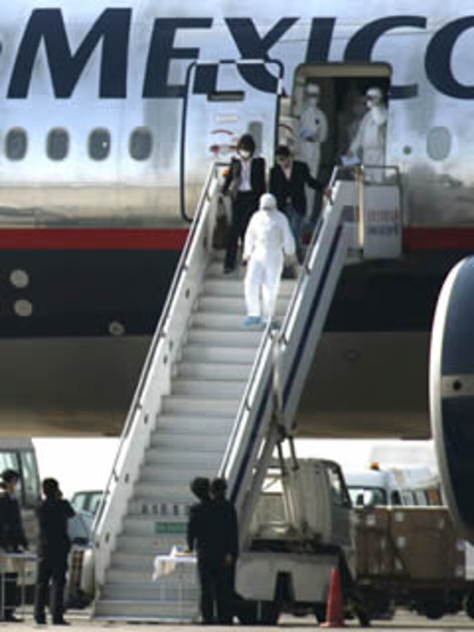 Mexicanos en cuarentena son sacados de Shanghai