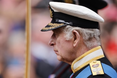 Carlos III va a misa en el segundo aniversario de la muerte de Isabel II