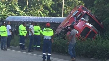 Tres heridos tras colisión y vuelco de camión en el corredor de los pobres