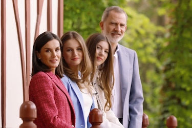 Los reyes celebran su 20 aniversario de boda con varias fotos de familia en los jardines del Palacio Real